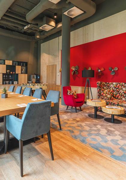 Moderne Inneneinrichtung mit Sitzgelegenheiten und Beamer im Meetingraum SPIRIT des arborea Marina Resort Neustadt.