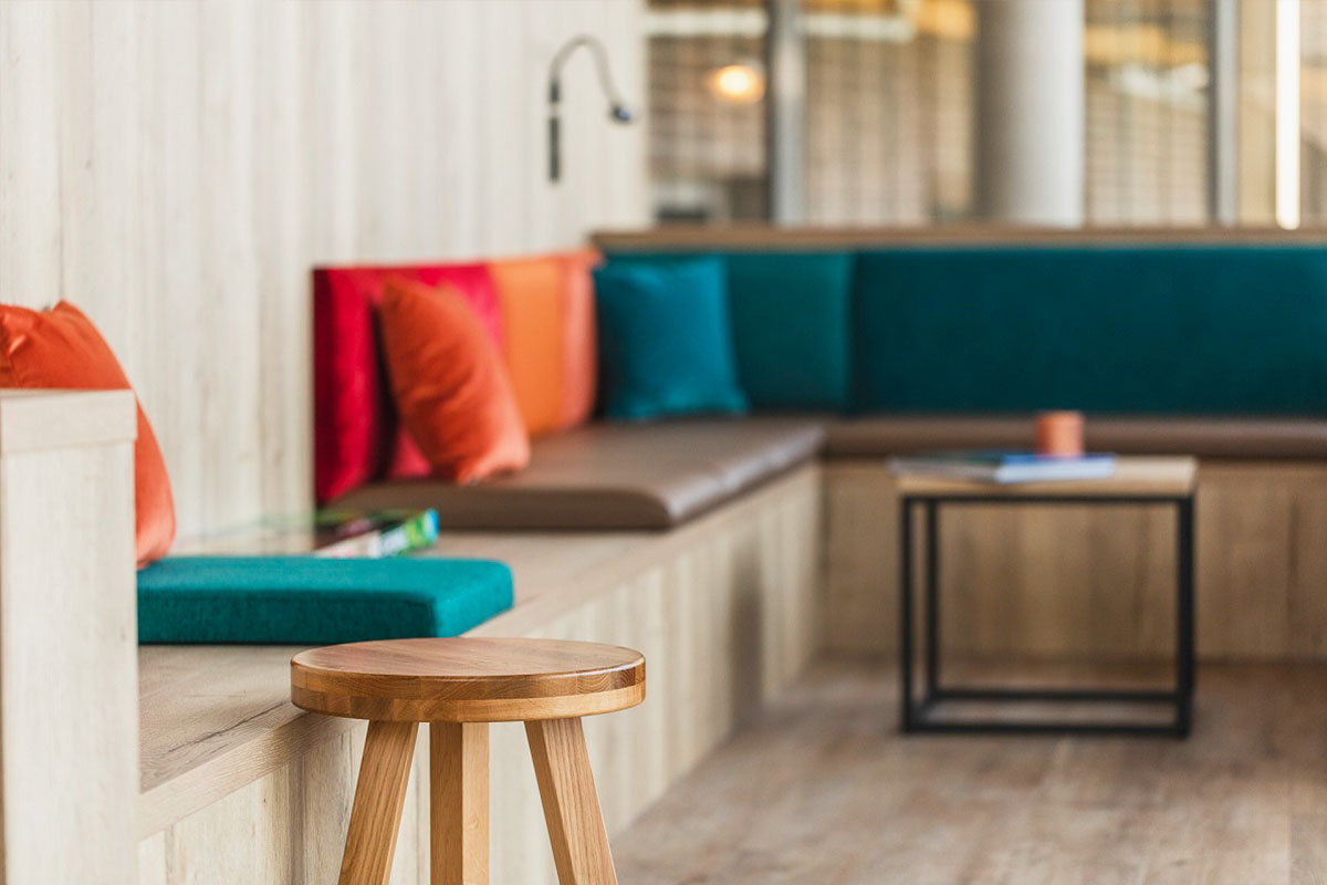 Nahaufnahme der gemütlichen Sitzgelegenheiten in der Bar @ The Stairs im arborea Marina Resort Neustadt.