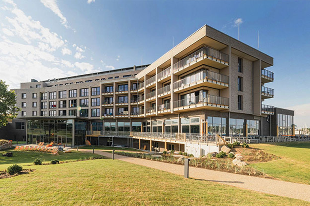 Die Außenfassade des arborea Marina Resort Neustadt in der Lübecker Bucht.
