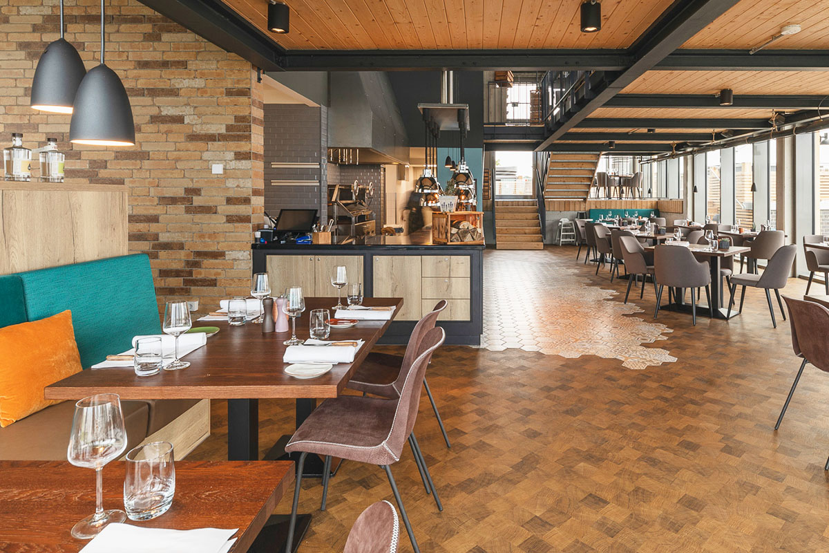 Innenbereich der Kutter Kitchen, Restaurant im arborea Marina Resort Neustadt in der Lübecker Bucht.