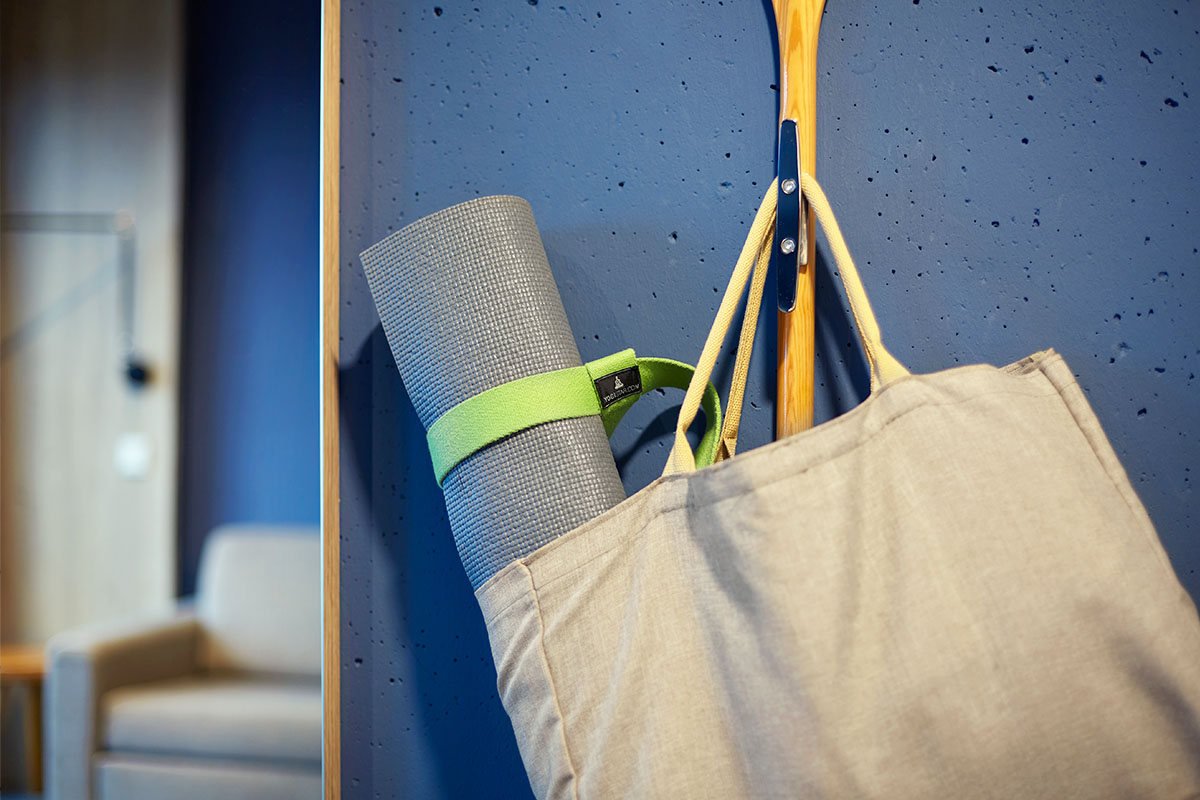 Die arborea Strandtasche mit ausgeliehener Yoga-Matte für das Yoga Programm am Ostseestrand.