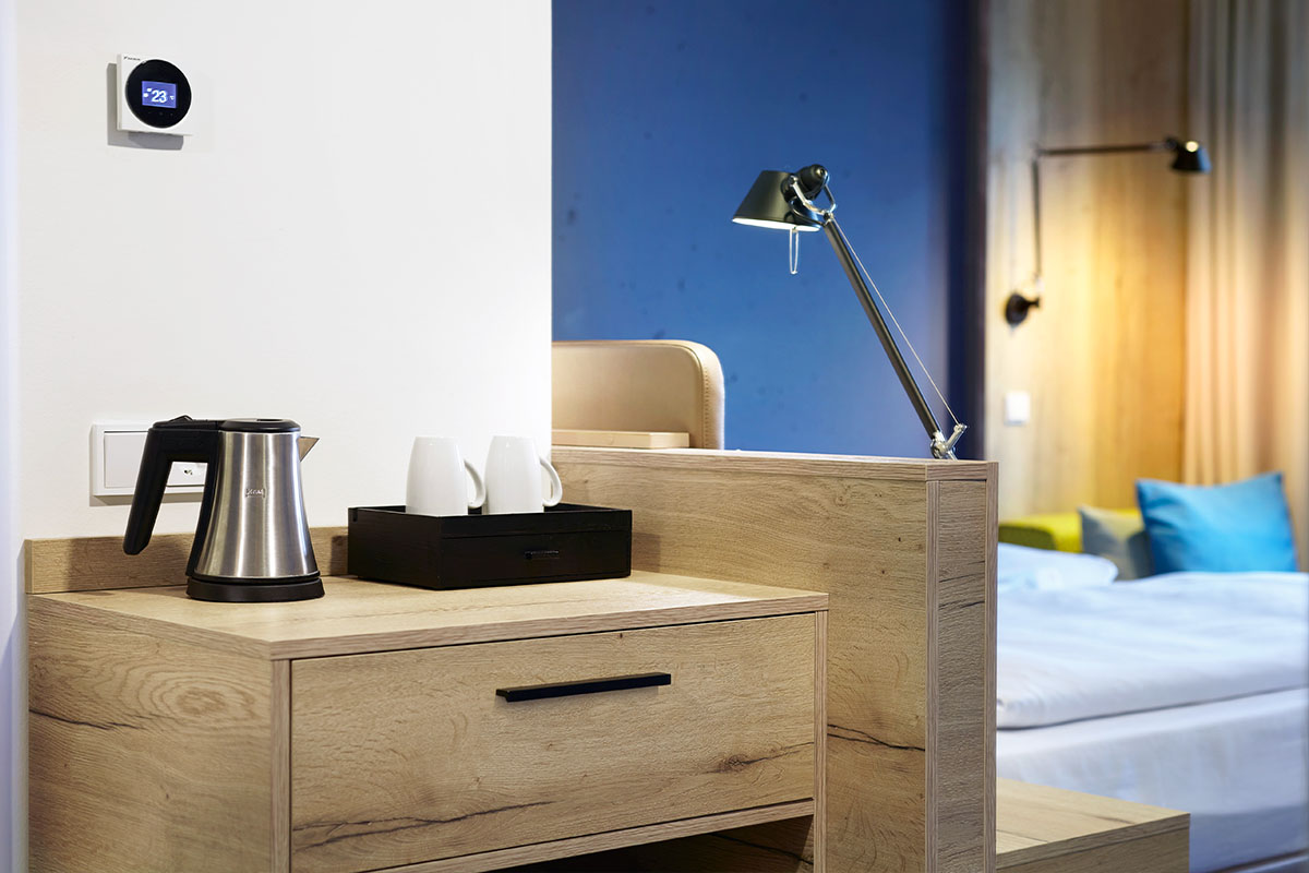 Tee und Kaffeestation im Doppelzimmer Marina im arborea Marina Resort Neustadt.