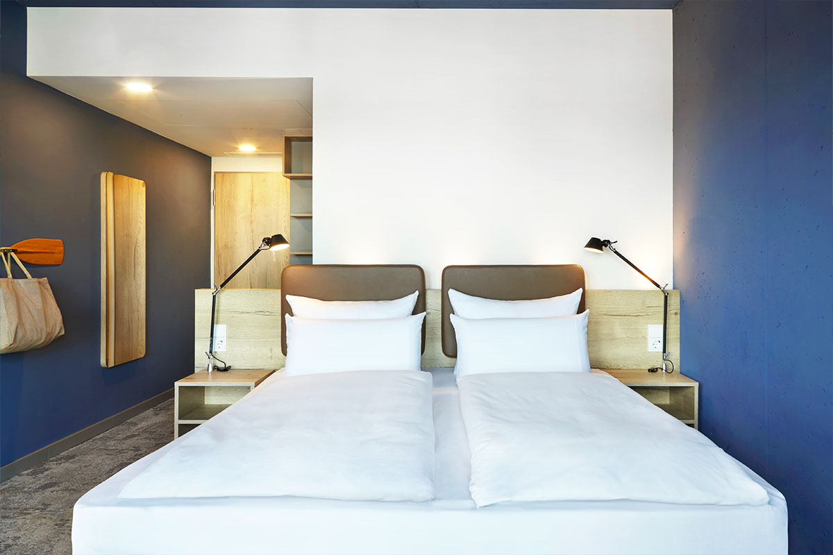 Kingsize Doppelbett im Doppelzimmer Marina im arborea Marina Resort Neustadt.