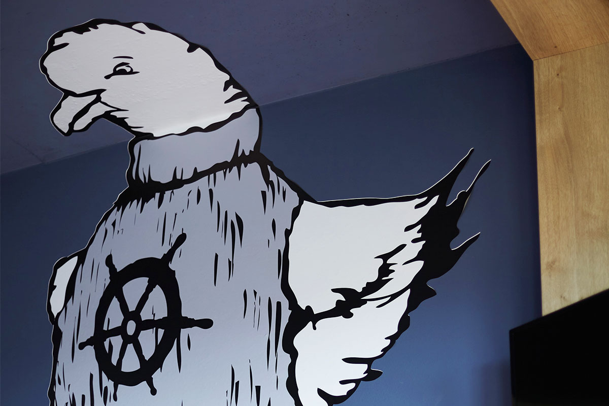 Detailaufnahme eines Wandtattoos einer künstlerisch inszenierten Möwe im Doppelzimmer Ostsee im arborea Marina Resort Neustadt.