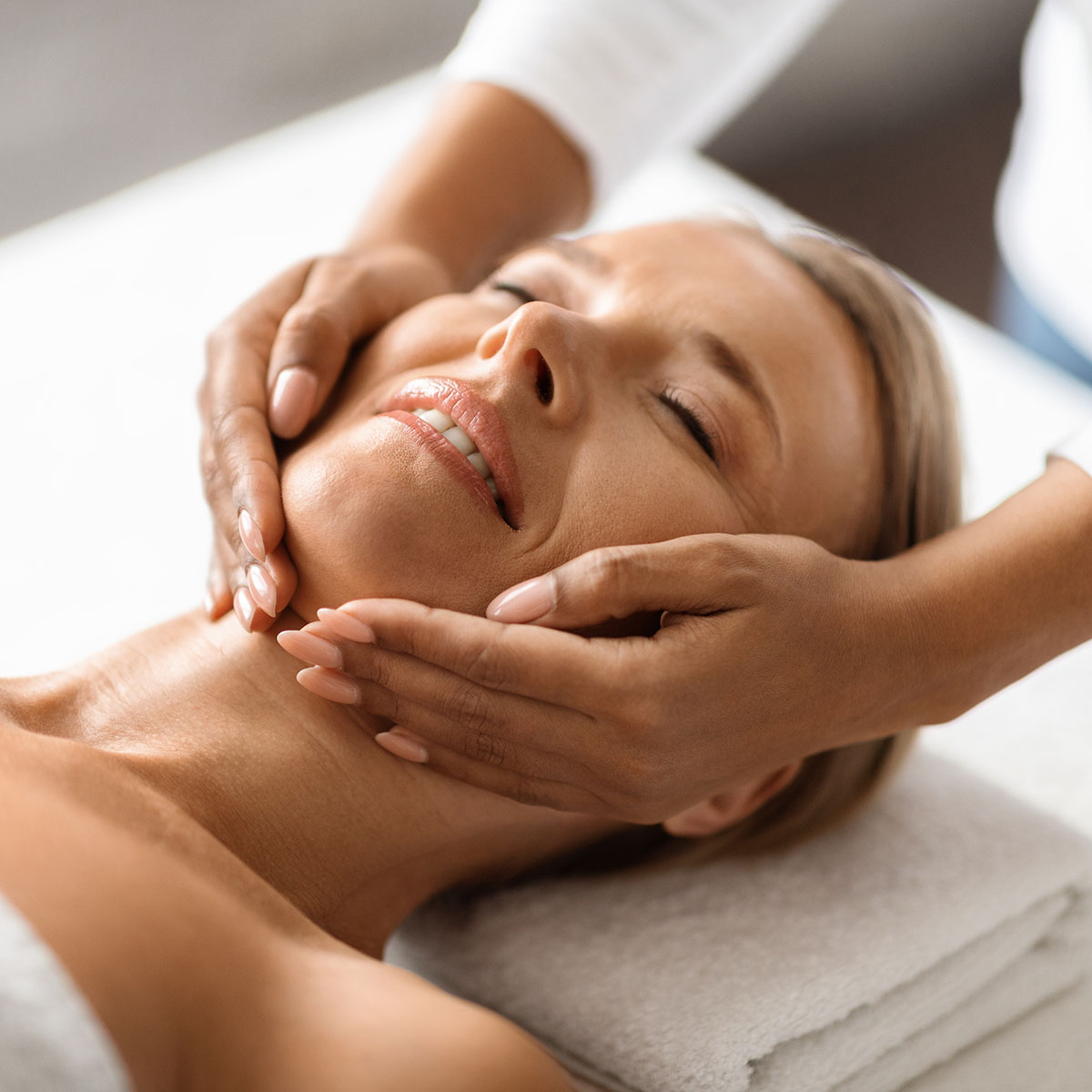 Individuelle Anti Aging Pflegeanwendung wird im SPARADISE des arborea Marina Resort Neustadt auf das Gesicht einer Frau einmassiert.