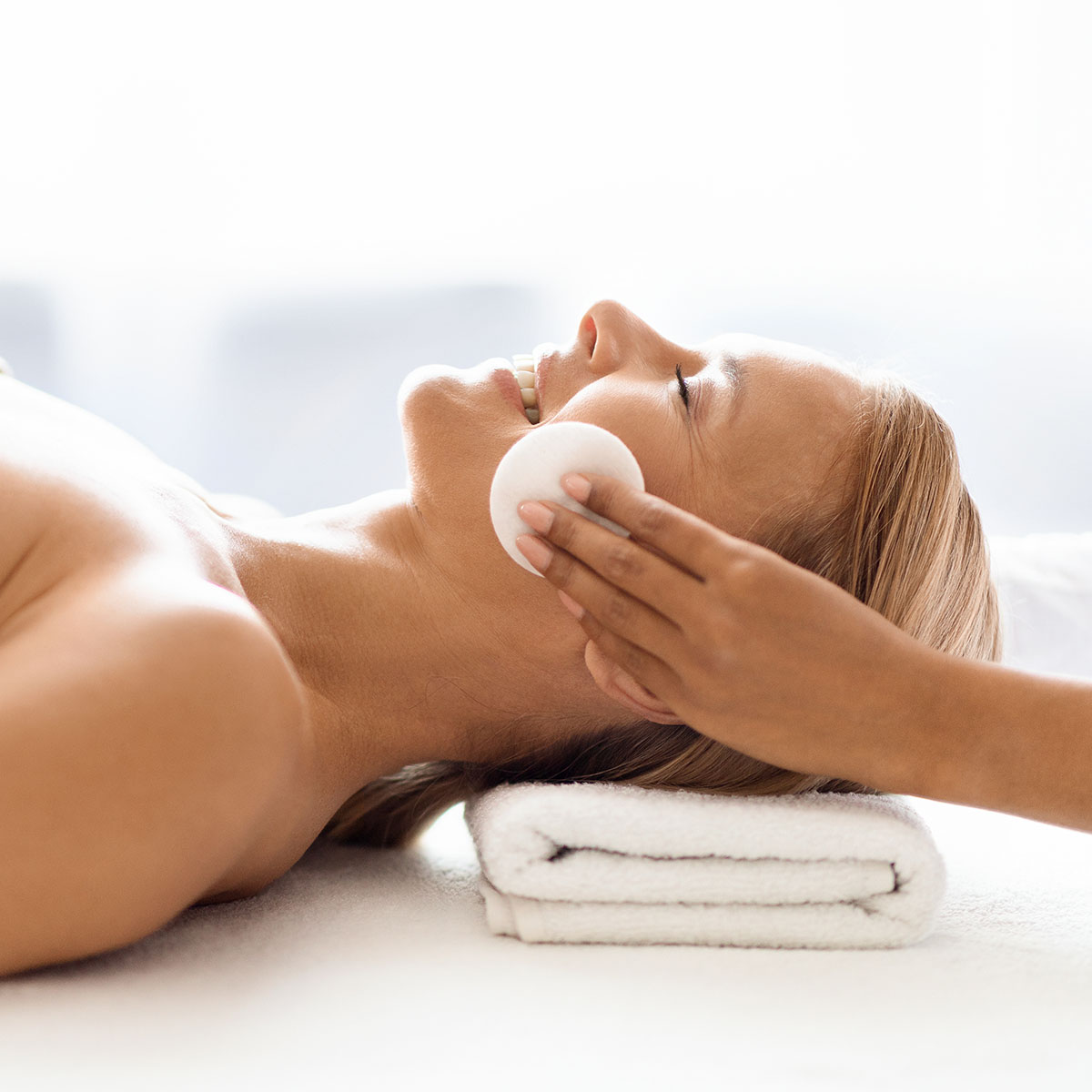 Eine Frau genießt eine klassische Ausreinigung mit Peeling, Maske, Reinigung und Abschlusspflege im SPARADISE des arborea Marina Resort Neustadt.